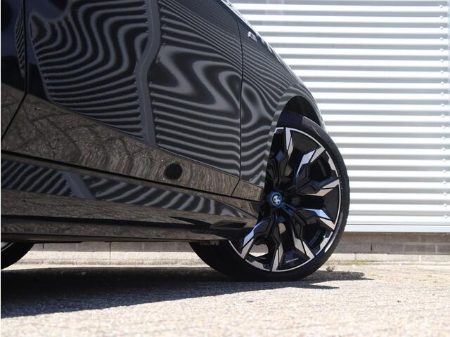 BMW 5-SERIE Sedan 530e | M Sportpakket Pro | Driving Assistant Prof. | Panodak | Trekhaak | Head-Up | Bowers & Wilkins | Travel Pack | Stoelventilatie | 21'' LMV