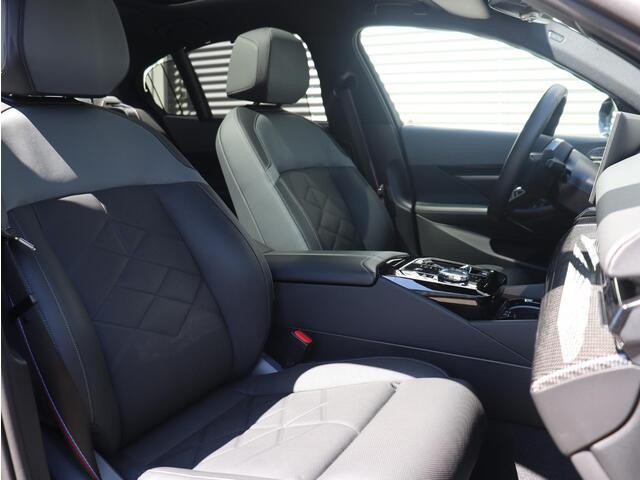 BMW 5-SERIE Sedan 530e | M Sportpakket Pro | Driving Assistant Prof. | Panodak | Trekhaak | Head-Up | Bowers & Wilkins | Travel Pack | Stoelventilatie | 21'' LMV