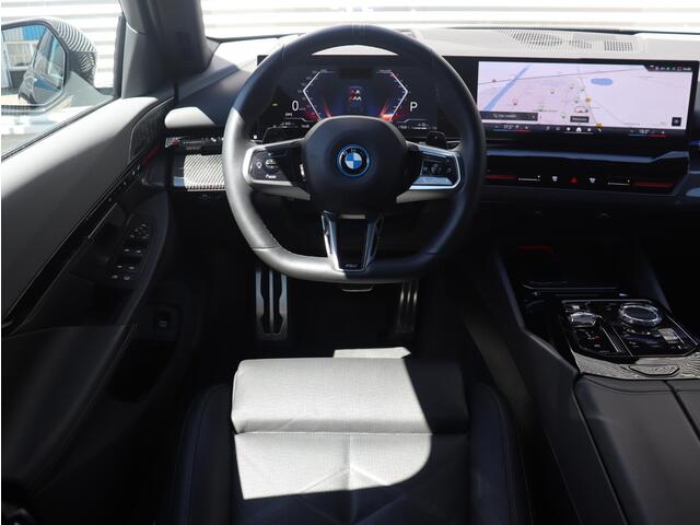 BMW 5-SERIE Sedan 530e | M Sportpakket Pro | Driving Assistant Prof. | Panodak | Trekhaak | Head-Up | Bowers & Wilkins | Travel Pack | Stoelventilatie | 21'' LMV