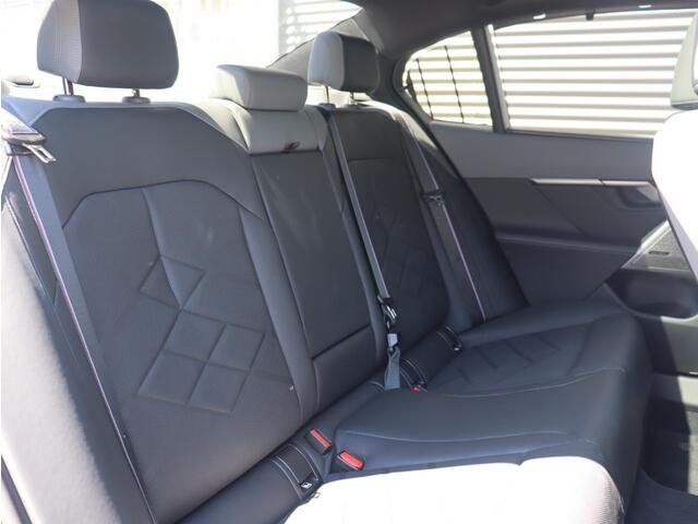 BMW 5-SERIE Sedan 530e | M Sportpakket Pro | Driving Assistant Prof. | Panodak | Trekhaak | Head-Up | Bowers & Wilkins | Travel Pack | Stoelventilatie | 21'' LMV