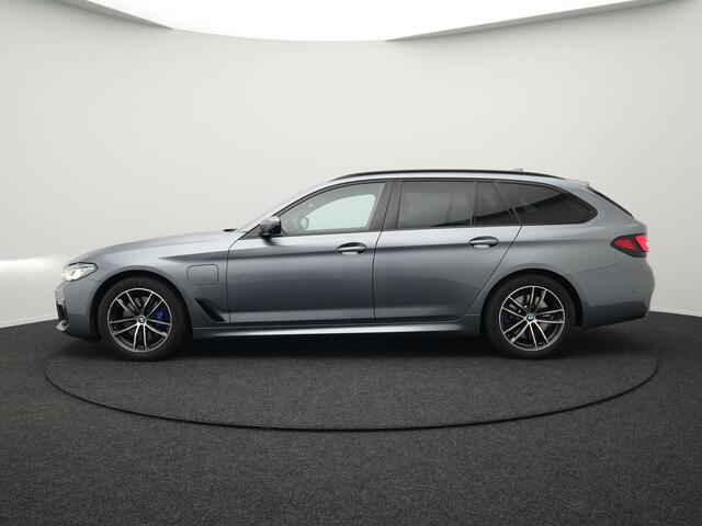 BMW 5-SERIE Touring 530e xDrive M-Sport Plug In Hybrid PHEV | Head Up | Laser LED | Trekhaak af Fabriek | Elektrische Lederen Sportstoelen | Sfeerverlichting