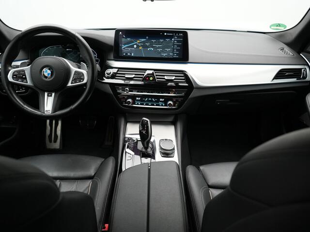 BMW 5-SERIE Touring 530e xDrive M-Sport Plug In Hybrid PHEV | Head Up | Laser LED | Trekhaak af Fabriek | Elektrische Lederen Sportstoelen | Sfeerverlichting