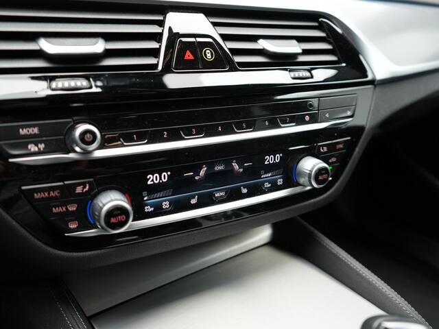 BMW 5-SERIE Touring 530e xDrive M-Sport Plug In Hybrid PHEV | Head Up | Laser LED | Trekhaak af Fabriek | Elektrische Lederen Sportstoelen | Sfeerverlichting