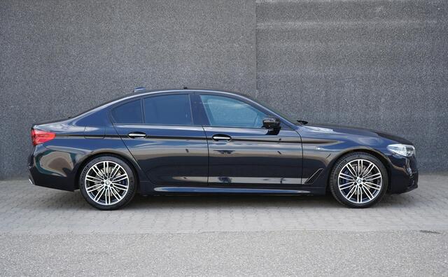 BMW 5-SERIE 530 xDrive M Sport High executive Softclose/360 / Leder/ HUD / Keyless