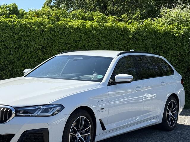 BMW 5-SERIE Touring 530e High Exe | M-Sport | CoPilot | Trekhaak | Head-Up | Comfort Acces | Camera | 4 Zone Clima