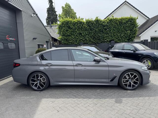 BMW 5-SERIE 520i High Executive M pakket | Camera | 19 Inch Lichtmetalen Velgen | Navigatie | Stoelverwarming