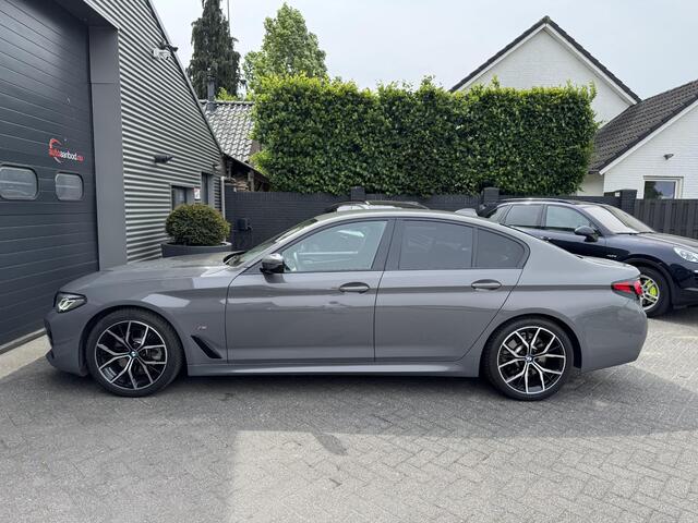 BMW 5-SERIE 520i High Executive M pakket | Camera | 19 Inch Lichtmetalen Velgen | Navigatie | Stoelverwarming