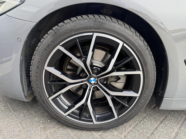 BMW 5-SERIE 520i High Executive M pakket | Camera | 19 Inch Lichtmetalen Velgen | Navigatie | Stoelverwarming