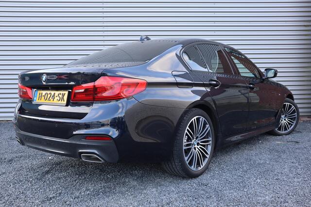 BMW 5-SERIE 520i M-Sport High Executive Harman Kardon / Leder Dashboard / Camera / 19inch