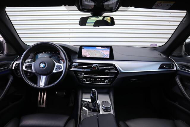 BMW 5-SERIE 520i M-Sport High Executive Harman Kardon / Leder Dashboard / Camera / 19inch