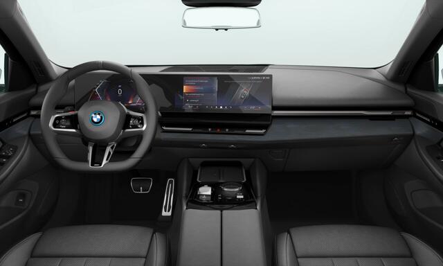 BMW 5-SERIE Touring 530e | 20 Inch | M-Sportpakket | Travel Pack | Trekhaak