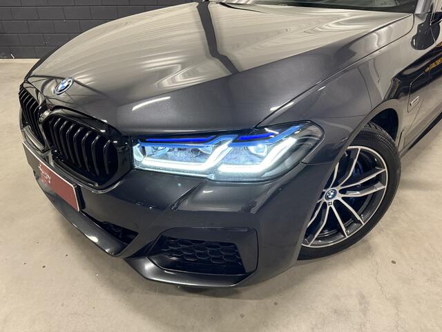 BMW 5-SERIE Touring 530e xDrive M-Sport HEAD-UP/LASER/ACC/TREKHAAK/360CAMERA/ALCANTARA/KEYLESS/SHADOW-LINE/DRIVING ASS PRO/SFEER/STUUR+STOELVERWARMING/LIVE COCKPIT/M-AERODYNAMIC/SOPHISTOGRAU/VOLLEDIG BMW DEALER HISTORIE