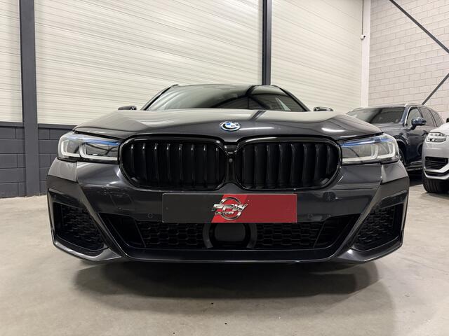 BMW 5-SERIE Touring 530e xDrive M-Sport HEAD-UP/LASER/ACC/TREKHAAK/360CAMERA/ALCANTARA/KEYLESS/SHADOW-LINE/DRIVING ASS PRO/SFEER/STUUR+STOELVERWARMING/LIVE COCKPIT/M-AERODYNAMIC/SOPHISTOGRAU/VOLLEDIG BMW DEALER HISTORIE