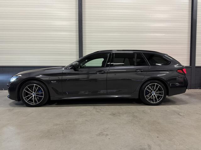 BMW 5-SERIE Touring 530e xDrive M-Sport HEAD-UP/LASER/ACC/TREKHAAK/360CAMERA/ALCANTARA/KEYLESS/SHADOW-LINE/DRIVING ASS PRO/SFEER/STUUR+STOELVERWARMING/LIVE COCKPIT/M-AERODYNAMIC/SOPHISTOGRAU/VOLLEDIG BMW DEALER HISTORIE