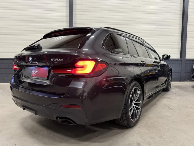 BMW 5-SERIE Touring 530e xDrive M-Sport HEAD-UP/LASER/ACC/TREKHAAK/360CAMERA/ALCANTARA/KEYLESS/SHADOW-LINE/DRIVING ASS PRO/SFEER/STUUR+STOELVERWARMING/LIVE COCKPIT/M-AERODYNAMIC/SOPHISTOGRAU/VOLLEDIG BMW DEALER HISTORIE