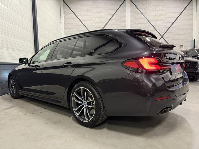 BMW 5-SERIE Touring 530e xDrive M-Sport HEAD-UP/LASER/ACC/TREKHAAK/360CAMERA/ALCANTARA/KEYLESS/SHADOW-LINE/DRIVING ASS PRO/SFEER/STUUR+STOELVERWARMING/LIVE COCKPIT/M-AERODYNAMIC/SOPHISTOGRAU/VOLLEDIG BMW DEALER HISTORIE