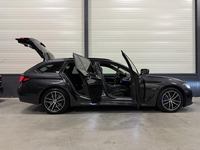 BMW 5-SERIE Touring 530e xDrive M-Sport HEAD-UP/LASER/ACC/TREKHAAK/360CAMERA/ALCANTARA/KEYLESS/SHADOW-LINE/DRIVING ASS PRO/SFEER/STUUR+STOELVERWARMING/LIVE COCKPIT/M-AERODYNAMIC/SOPHISTOGRAU/VOLLEDIG BMW DEALER HISTORIE