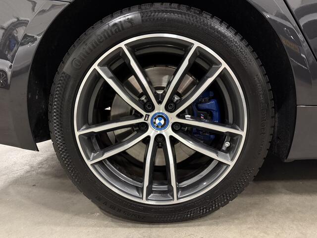 BMW 5-SERIE Touring 530e xDrive M-Sport HEAD-UP/LASER/ACC/TREKHAAK/360CAMERA/ALCANTARA/KEYLESS/SHADOW-LINE/DRIVING ASS PRO/SFEER/STUUR+STOELVERWARMING/LIVE COCKPIT/M-AERODYNAMIC/SOPHISTOGRAU/VOLLEDIG BMW DEALER HISTORIE