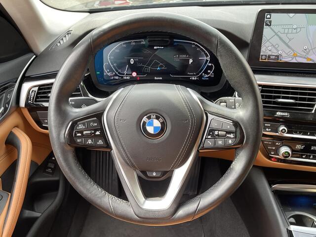 BMW 5-SERIE Touring 530e Executive 18"/Leder/Dodehoek/Adaptieve cruise/Camera/Stoel + stuurverwarming/Apple Carplay & Android Auto