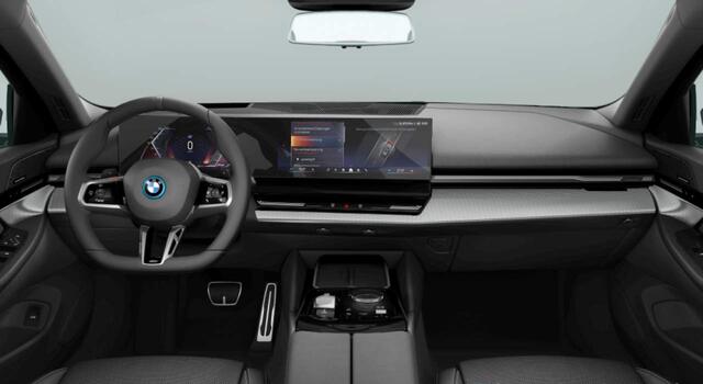 BMW 5-SERIE Touring 530e M-Sport Pro - Stoelventilatie - Trekhaak - Driving Ass Prof - Harman Kardon