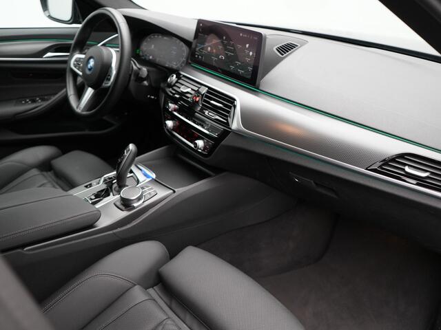 BMW 5-SERIE Touring 530e xDrive M Sport Plug in Hybrid | PHEV | Adaptive Cruise | Meesturende achteras | Lederen Sportstoelen Memory | Adaptive Onderstel | Carplay | Camera | LED |