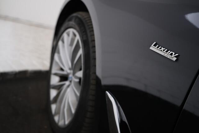 BMW 5-SERIE Touring 530i xDrive High Executive Cruise Control, Navigatie, LEER, Panoramadak, xDrive