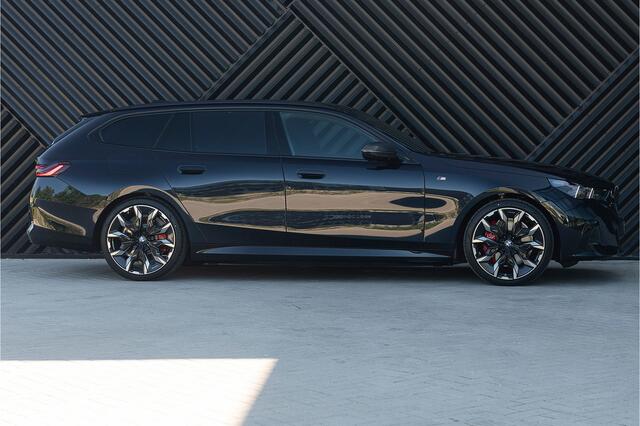 BMW 5-SERIE Touring 550e xDrive M-Sport Pro Pano ACC M Stoel Bowers&Wilkens Headup ICONIC Stoelvent. Shadow Trekhaak