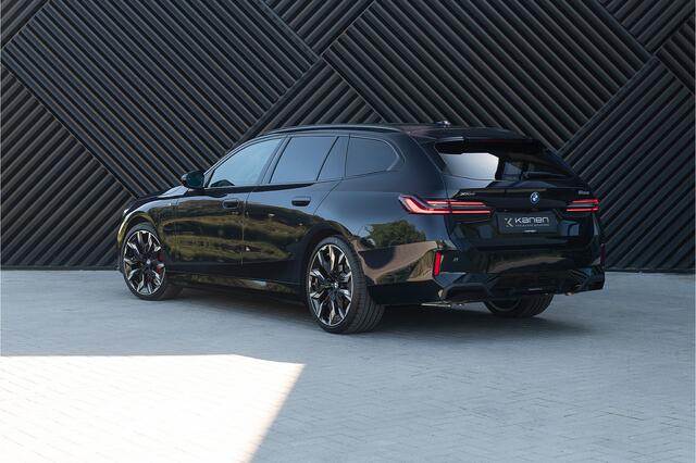 BMW 5-SERIE Touring 550e xDrive M-Sport Pro Pano ACC M Stoel Bowers&Wilkens Headup ICONIC Stoelvent. Shadow Trekhaak