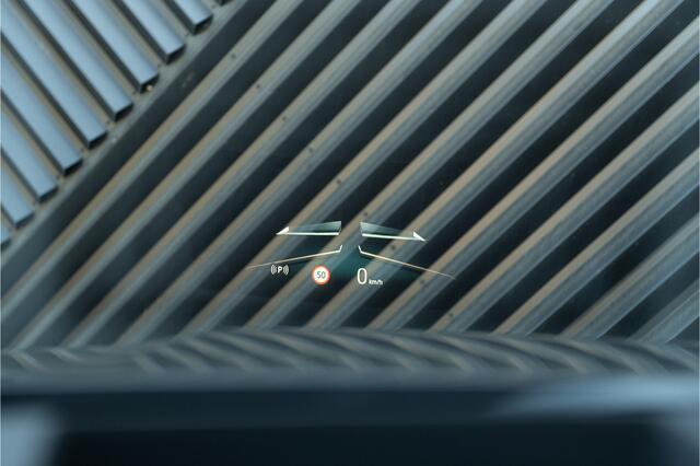 BMW 5-SERIE Touring 550e xDrive M-Sport Pro Pano ACC M Stoel Bowers&Wilkens Headup ICONIC Stoelvent. Shadow Trekhaak