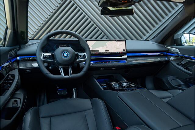 BMW 5-SERIE Touring 550e xDrive M-Sport Pro Pano ACC M Stoel Bowers&Wilkens Headup ICONIC Stoelvent. Shadow Trekhaak