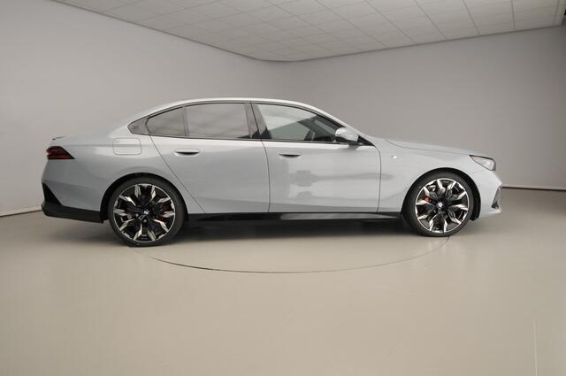 BMW 5-SERIE Sedan 520d M-Sportpakket Pro / Trekhaak / Panodak / Adaptief onderstel / Standkachel / Getint glas / Bower & Wilkens / Alu wielen 21 inch