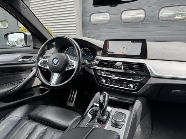 BMW 5-SERIE Touring M550d xDrive High Executive | Panoramadak | Head-Up Display | Harmon Kardon | Elektrische Trekhaak |