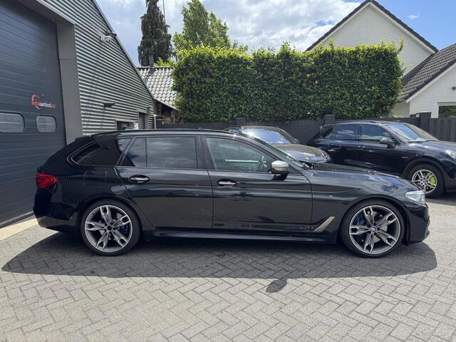 BMW 5-SERIE Touring M550d xDrive High Executive | Panoramadak | Head-Up Display | Harmon Kardon | Elektrische Trekhaak |