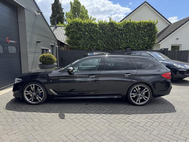 BMW 5-SERIE Touring M550d xDrive High Executive | Panoramadak | Head-Up Display | Harmon Kardon | Elektrische Trekhaak |