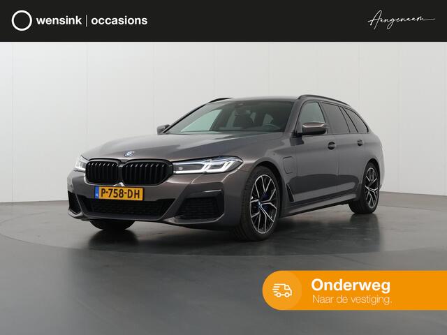 BMW 5-SERIE Touring 520e Business Edition Plus | M-Sport | Laser Licht | Comfortstoelen + Geheugen+ Elektrisch verstelbaar | Shadowline | Stuur/Stoelverwarming | Camera | DAB | Interieur verlichting | Apple CarPlay/ Android Auto |
