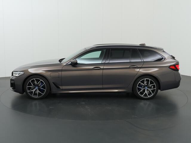 BMW 5-SERIE Touring 520e Business Edition Plus | M-Sport | Laser Licht | Comfortstoelen + Geheugen+ Elektrisch verstelbaar | Shadowline | Stuur/Stoelverwarming | Camera | DAB | Interieur verlichting | Apple CarPlay/ Android Auto |