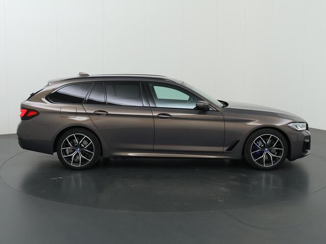 BMW 5-SERIE Touring 520e Business Edition Plus | M-Sport | Laser Licht | Comfortstoelen + Geheugen+ Elektrisch verstelbaar | Shadowline | Stuur/Stoelverwarming | Camera | DAB | Interieur verlichting | Apple CarPlay/ Android Auto |