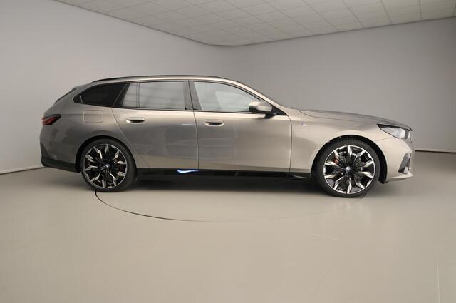 BMW 5-SERIE Touring 530e M-Sportpakket pro / Trekhaak / Panoramadak / Travel Pack / Innovation Pack / Park assist / Alu wielen 21 inch