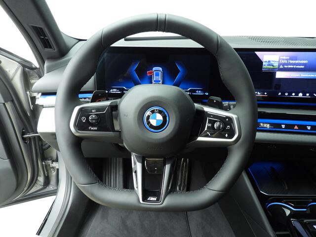BMW 5-SERIE Touring 530e M-Sportpakket pro / Trekhaak / Panoramadak / Travel Pack / Innovation Pack / Park assist / Alu wielen 21 inch