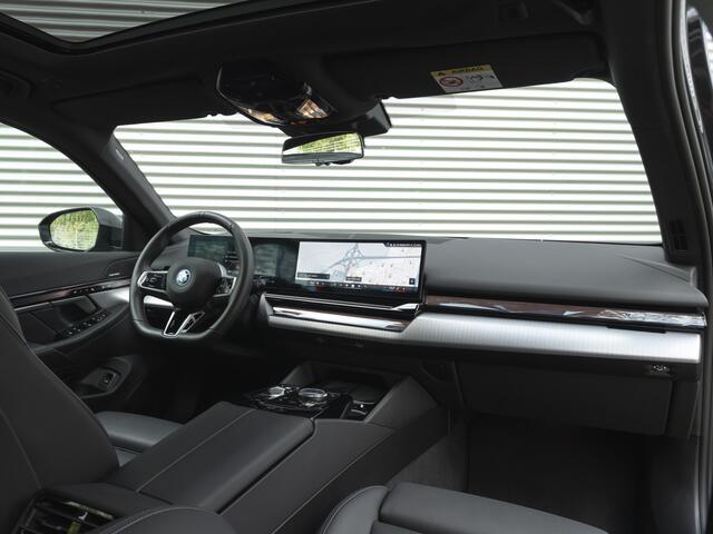 BMW 5-SERIE Touring 550e xDrive M-Sport Pro - Pano - Onderstel Prof - Stoelventilatie - Head-up