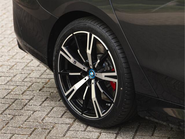 BMW 5-SERIE Touring 550e xDrive M-Sport Pro - Pano - Onderstel Prof - Stoelventilatie - Head-up