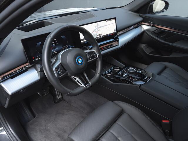 BMW 5-SERIE Touring 550e xDrive M-Sport Pro - Pano - Onderstel Prof - Stoelventilatie - Head-up