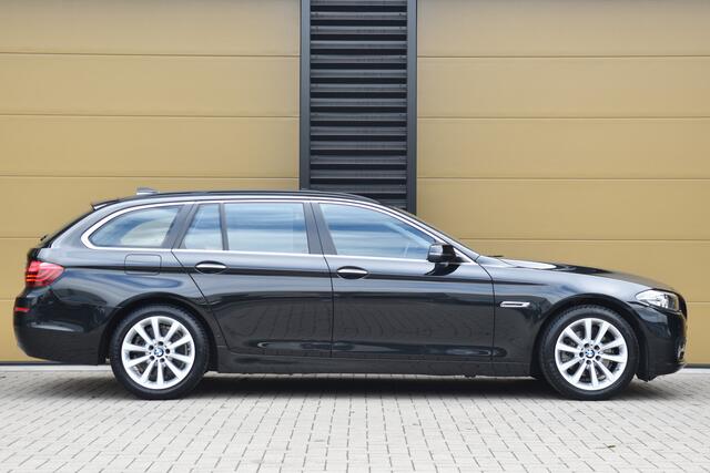 BMW 5-SERIE Touring 520i Executive * Panorama dak * Trekhaak * HIFI * Leder * Keyless entry *
