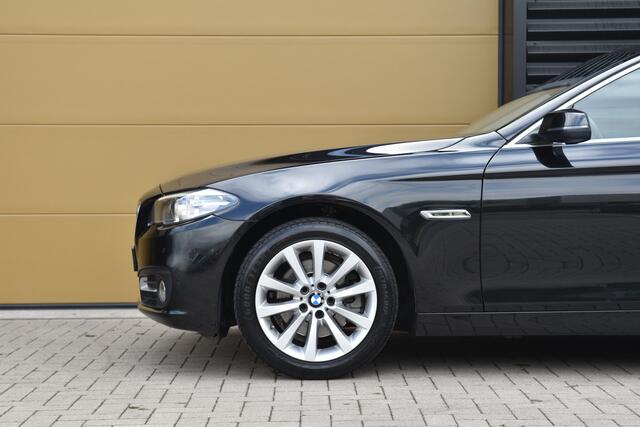BMW 5-SERIE Touring 520i Executive * Panorama dak * Trekhaak * HIFI * Leder * Keyless entry *