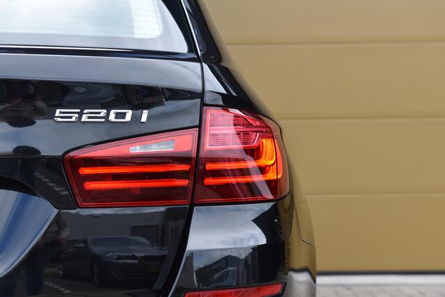BMW 5-SERIE Touring 520i Executive * Panorama dak * Trekhaak * HIFI * Leder * Keyless entry *