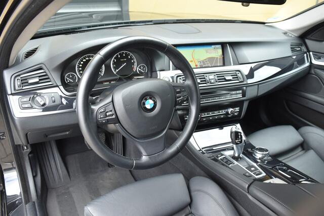 BMW 5-SERIE Touring 520i Executive * Panorama dak * Trekhaak * HIFI * Leder * Keyless entry *