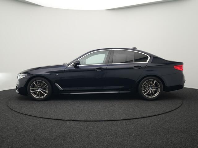 BMW 5-SERIE 520i M Sport 184pk Dealer O.H | Lederen Comfortstoelen Memory | Trekhaak Afn. | Camera | Virtual Cockpit | Apple Carplay | Sfeerverlichting | 18"L.M | Navi Full Map |