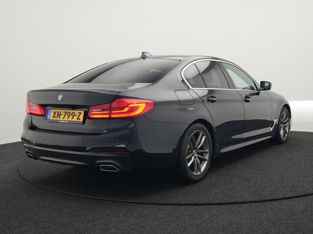 BMW 5-SERIE 520i M Sport 184pk Dealer O.H | Lederen Comfortstoelen Memory | Trekhaak Afn. | Camera | Virtual Cockpit | Apple Carplay | Sfeerverlichting | 18"L.M | Navi Full Map |