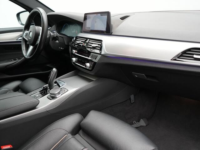 BMW 5-SERIE 520i M Sport 184pk Dealer O.H | Lederen Comfortstoelen Memory | Trekhaak Afn. | Camera | Virtual Cockpit | Apple Carplay | Sfeerverlichting | 18"L.M | Navi Full Map |