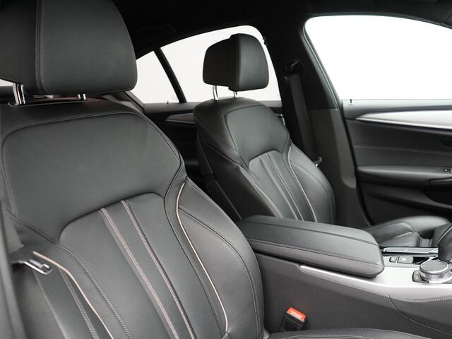 BMW 5-SERIE 520i M Sport 184pk Dealer O.H | Lederen Comfortstoelen Memory | Trekhaak Afn. | Camera | Virtual Cockpit | Apple Carplay | Sfeerverlichting | 18"L.M | Navi Full Map |